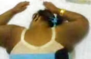 πορνό σεξ Η ομορφιά Φόξι κάνει σεξ με έναν τύπο