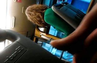 πορνό σεξ Λεσβία είδε το φίλο της αυνανισμό και αποφάσισε να τη βοηθήσει