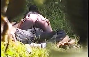 πορνό σεξ Η σκύλα με νάιλον κάλτσες μαλακίζεται ακριβώς στην κουζίνα