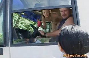πορνό σεξ Το αποπνικτικό μωρό βιώνει οργασμό από τζετ νερό