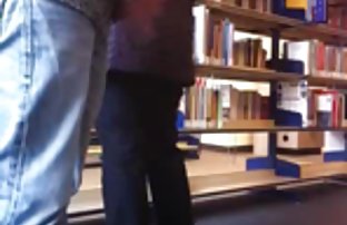 πορνό σεξ Η Λίντα με μια λεπτή μέση fucks στέκεται δίπλα στο παράθυρο
