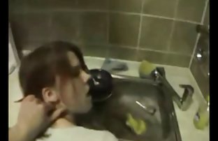 πορνό σεξ Κορίτσι στο σχολείο φούστα και ψηλές μπότες πήρε ένα μέρος του σπέρματος
