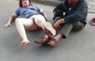 πορνό σεξ Η Καταλίνα έχει ούρα στο λαιμό της.