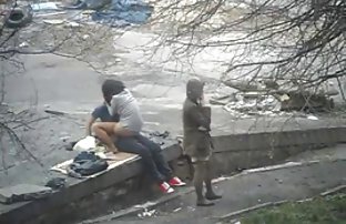 πορνό σεξ Μια όμορφη κούκλα φωτισμένη μια ξυρισμένο