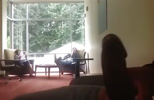 πορνό σεξ Το μοσχάρι με τα μικρά στήθη ανιδιοτελώς χαϊδεύει τον εαυτό του