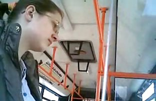 πορνό σεξ Μια κάλτσα ξανθιά σε κάλτσες μαλακίζεται από ένα πουλί στο σκλάβο της