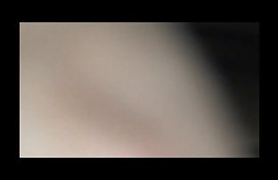 πορνό σεξ Μελαχρινή σε κάλτσες αγγίζει το μεγάλο στήθος της