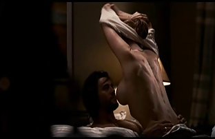 πορνό σεξ Το μοσχάρι στέκεται καρκίνο και δείχνει ένα τριχωτό t-μουσάκι με μεγάλα χείλη