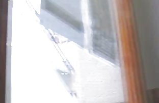 πορνό σεξ Η μαμά έγλειψε με επιμέλεια το πισίκ της κόρης της