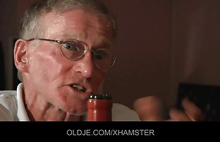 πορνό σεξ Hot μικρό κορίτσι ρολόγια και χαϊδεύει το ξυρισμένο