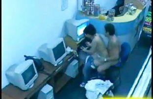 πορνό σεξ Η ξανθιά χάλια ρουφάει το πουλί και το κάνει σαν αναβάτης.