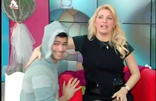 πορνό σεξ Μια νεαρή υπηρέτρια γαμώ μπάτλερ και υπηρέτης