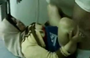 πορνό σεξ Σέξι μοντέλο δείχνει από τα βυζιά της και ξυρισμένο μουνί κατά τη διάρκεια της συνέντευξης